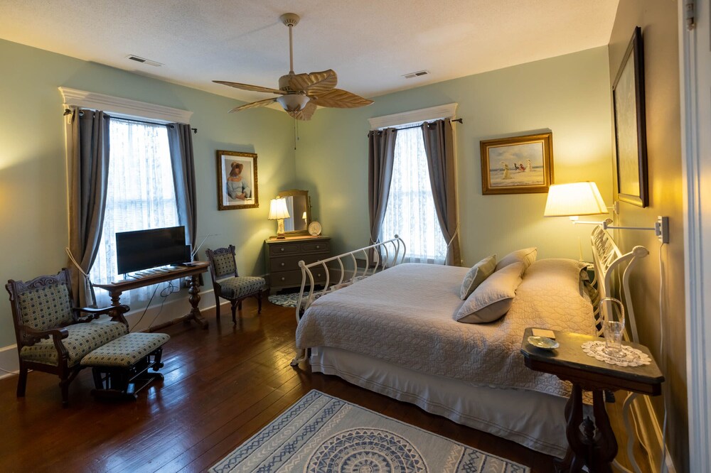 A beautiful spacious room in a historic house right downtown by the waterfront.