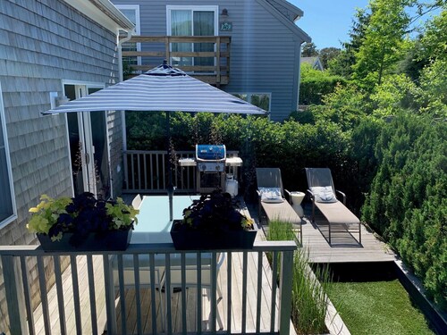 Free-Standing, Spacious, Modern Cottage, 1 Bdrm + loft, town center, 1 parking