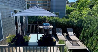 Free-Standing, Spacious, Modern Cottage, 1 Bdrm + loft, town center, 1 parking