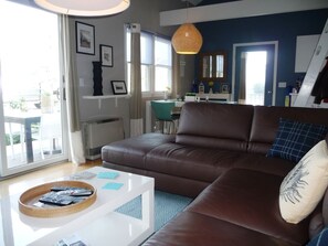 TV connectée, livres, vidéothèque, chaîne hi-fi