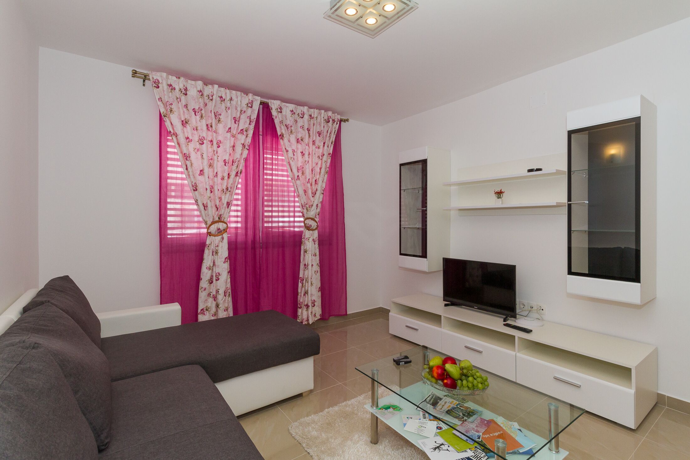 تلفزيون بشاشة مسطحة