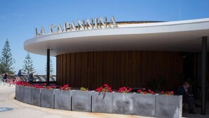 L’extérieur de l’hôtel La Capanna présente un design moderne, avec une entrée imposante et un espace paysager agrémenté de fleurs.