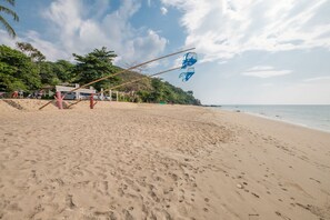 På stranden