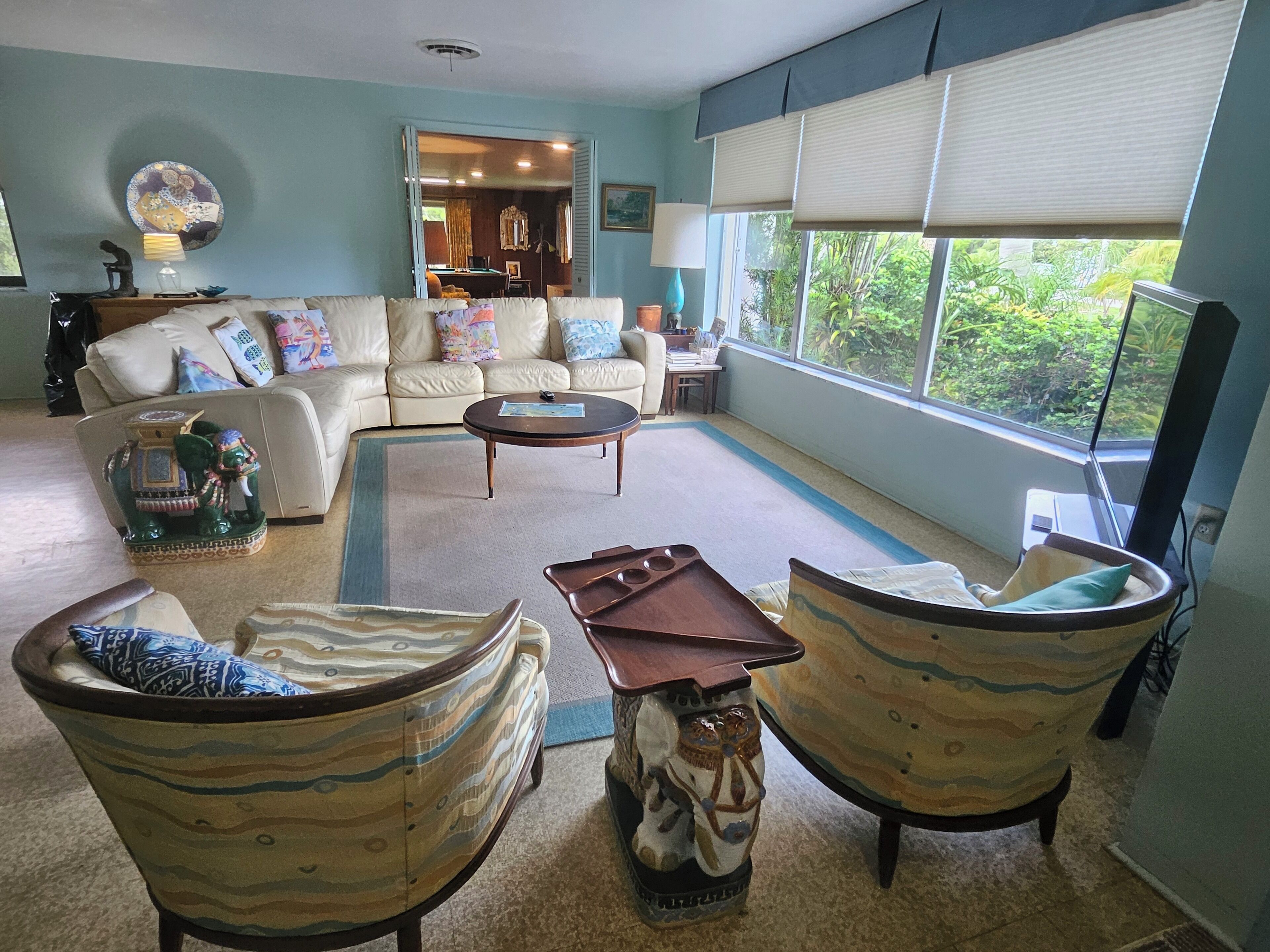 Télévision, livres, chaîne hi-fi