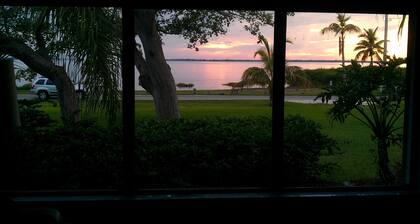 Kaunein auringonlaskun näkymä Pine Island, Waterfront Home on Water