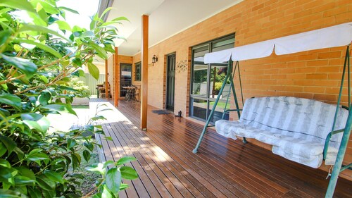 MOUNTBATTEN RETREAT : Bright