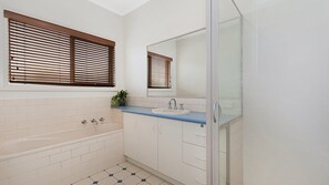 Shower, free toiletries - Guildford Cottage - Close to town (Port Fairy)