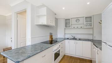 Réfrigérateur, four, plaque de cuisson, lave-vaisselle