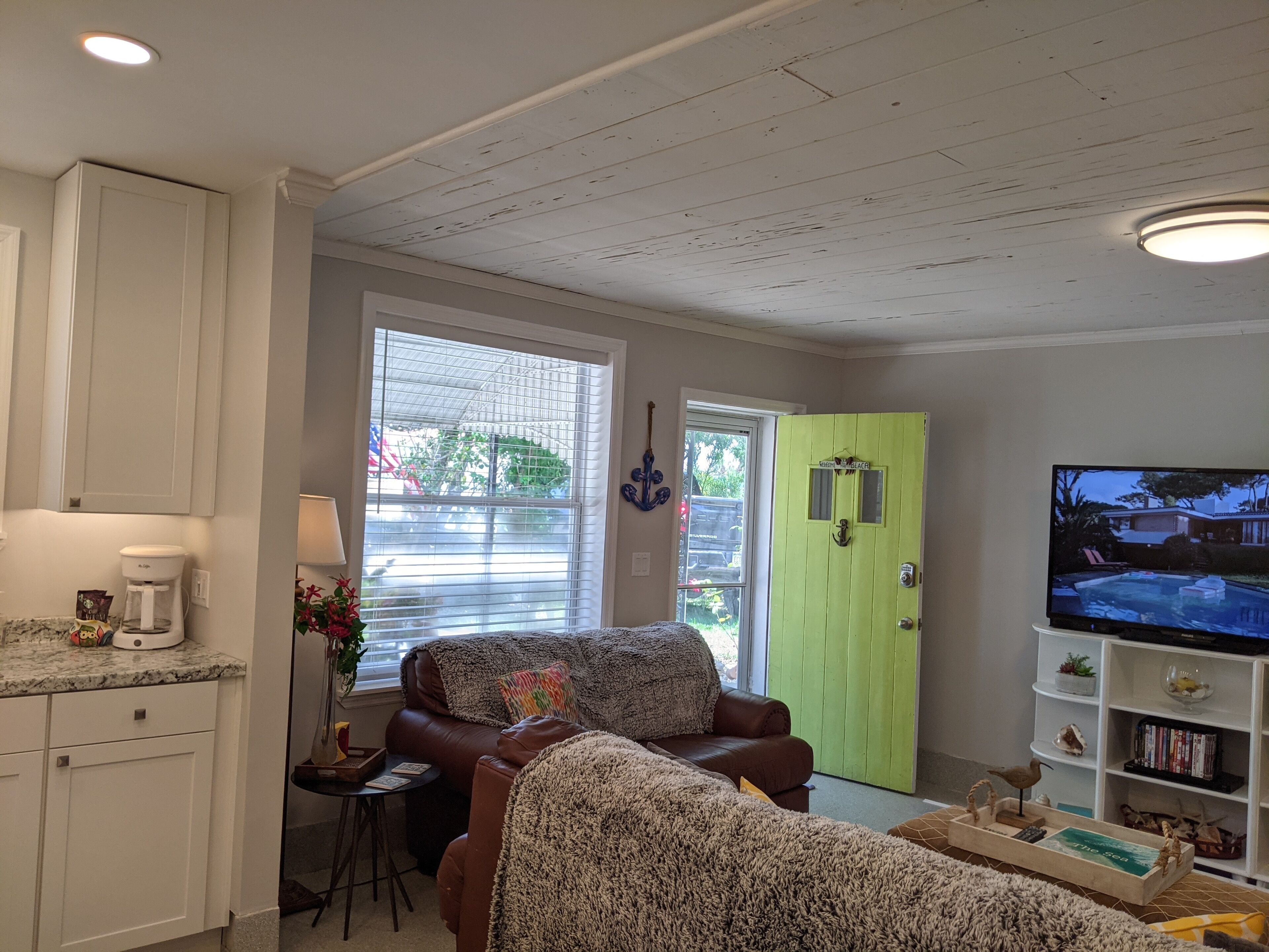 Steps to the beach, pet friendly, old Florida cottage, fenced yard, Ping Pong!