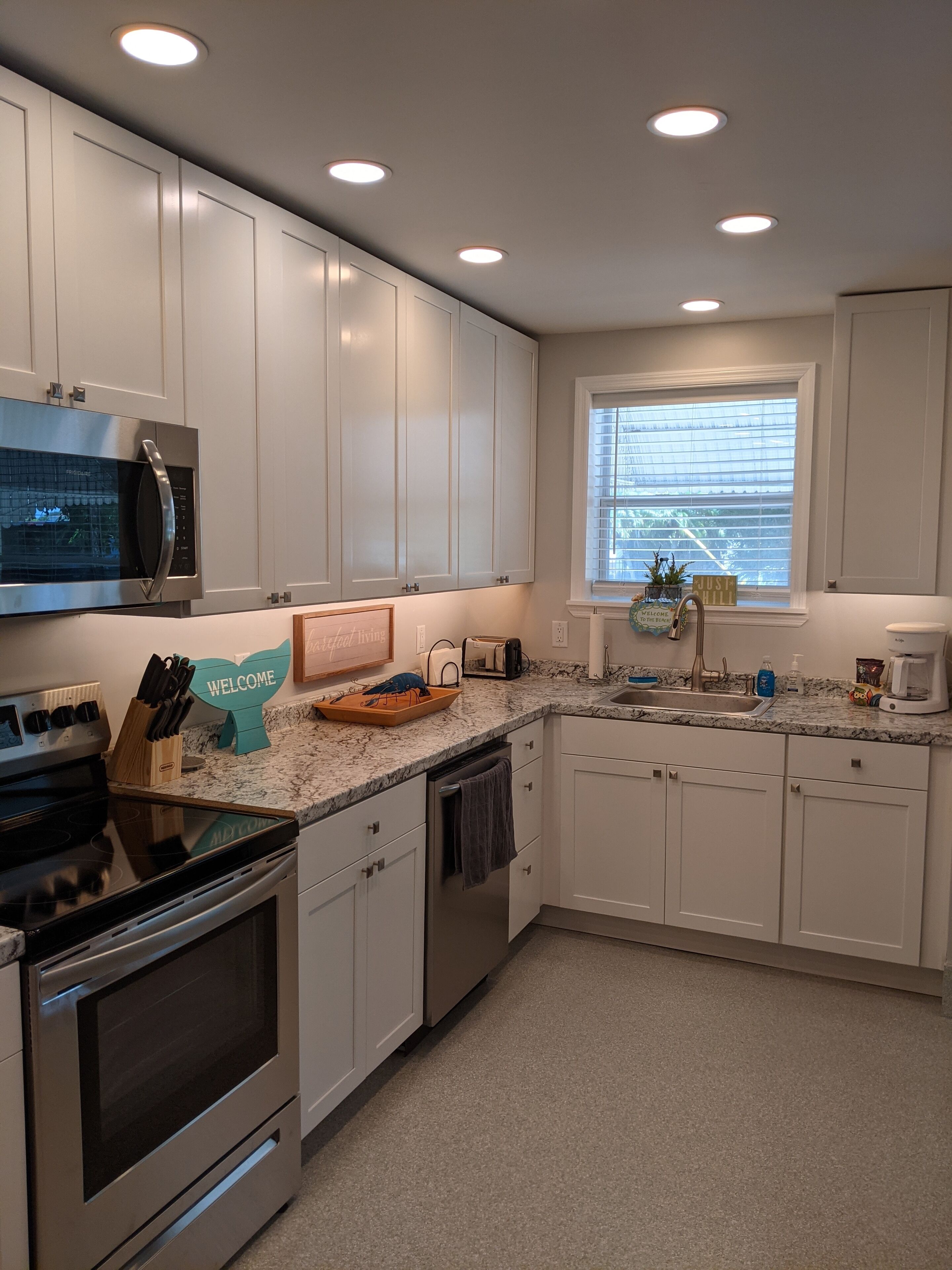 Steps to the beach, pet friendly, old Florida cottage, fenced yard, Ping Pong!