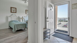 Un dormitorio con una cama, una mesita de noche, una lámpara y un cuadro en la pared.