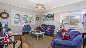 Smart TV, DVD player, books - Gipps Getaway - cottage style charm (Port Fairy)