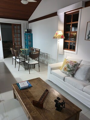 TV, DVD player, pebolim, mesa de pingue-pongue