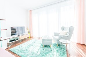 TV, videogames, DVD player, livros