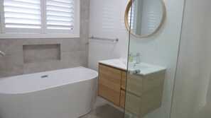 Bathtub, towels - Bellbird 4 - Quiet and Homely (Avoca Beach)
