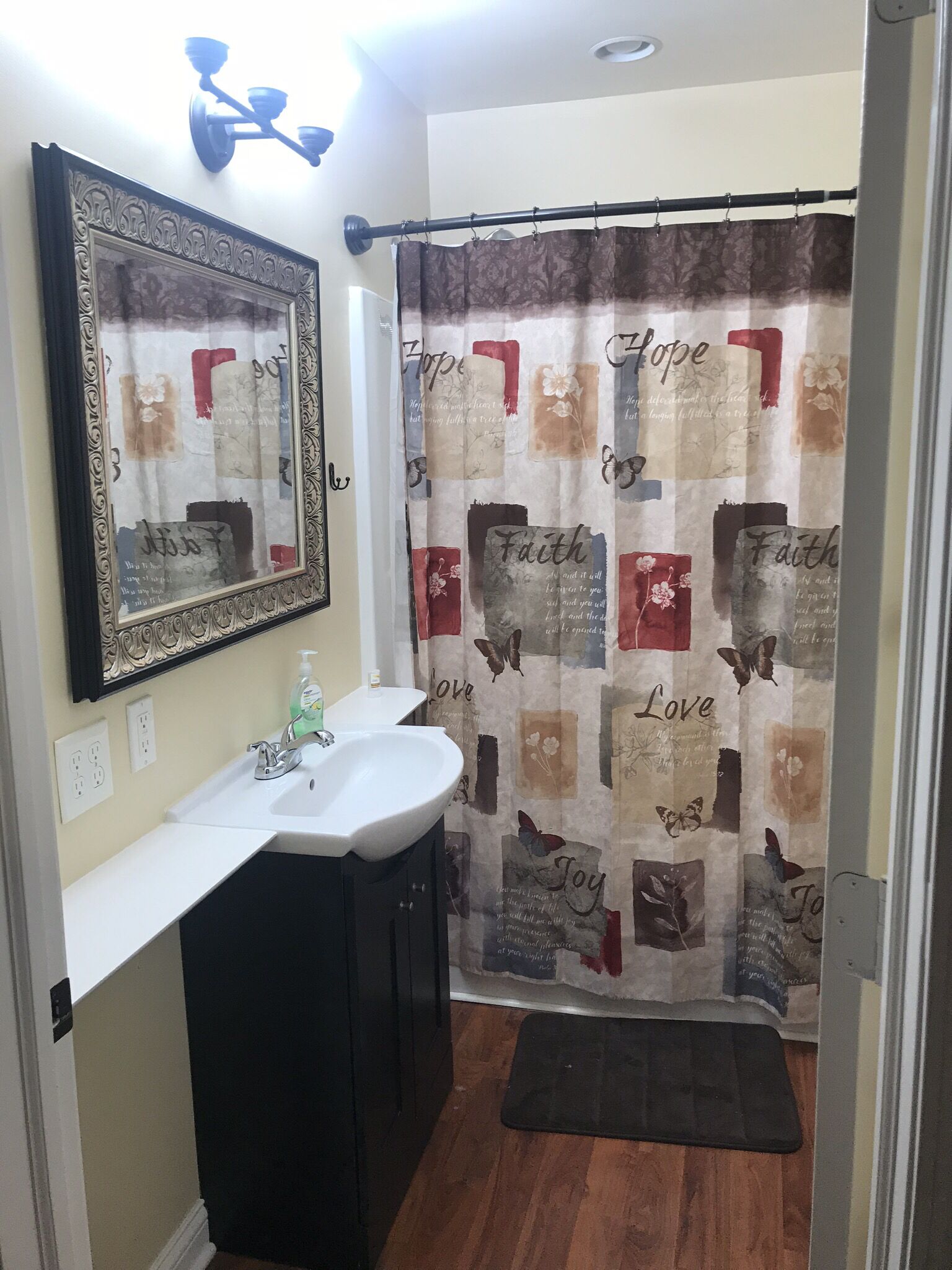 Ensemble douche/baignoire, sèche-cheveux, serviettes fournies, savon