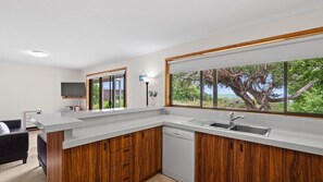 Dishwasher - Waters Edge - affordable beachfront apartment (Port Fairy)