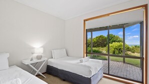 3 bedrooms, WiFi, bed sheets - Waters Edge - affordable beachfront apartment (Port Fairy)