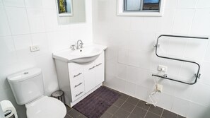 Combined shower/bathtub, towels - Aspect - 2/8a Poley Cow Lane (Jindabyne)