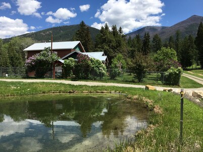Secluded Outdoorsman's Paradise: Entire Rocky  Mountain Luxury Log Cabin Home