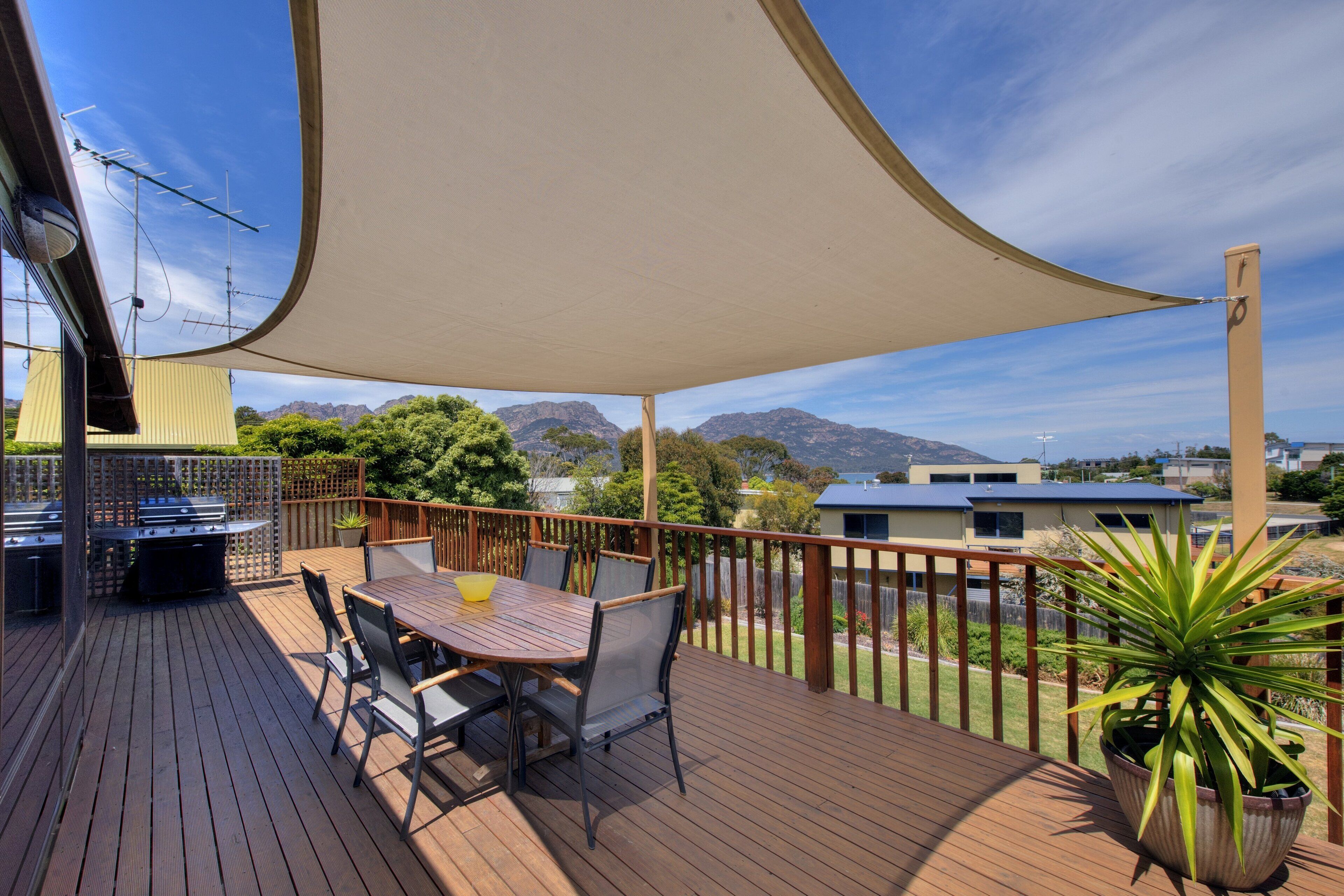 Stunning views of the Hazards. Fireplace. Free wifi. Outdoor dining. In town