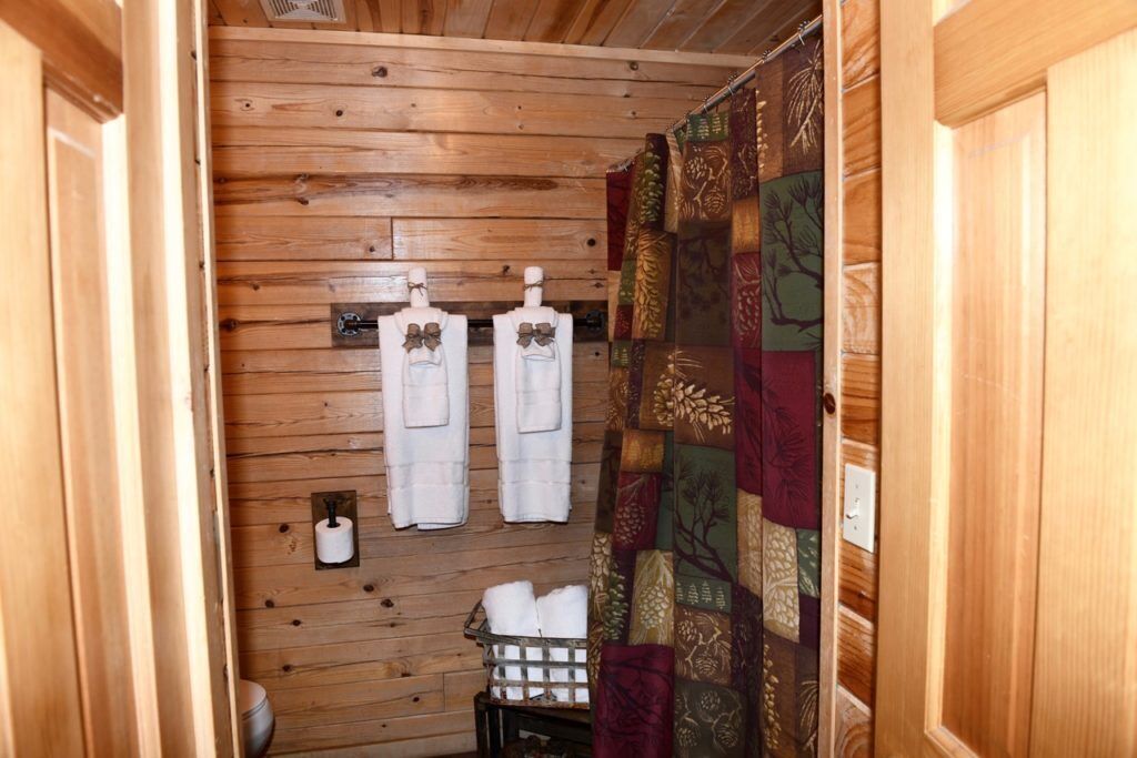 Tomichi Link-N-Log Cabin Near Broken Bow Lake Damn