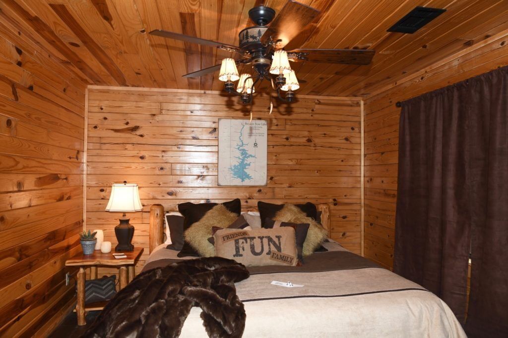 Tomichi Link-N-Log Cabin Near Broken Bow Lake Damn