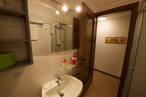 City appartement | Badkamer | Een douche, een regendouche, gratis toiletartikelen, een haardroger