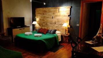 Deluxe Apartment, 3 Bedrooms | 3 bedrooms, individually decorated, individually furnished, desk