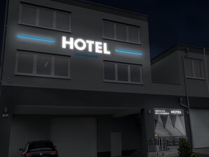 A modern hotel building with a prominent "HOTEL" sign and "AM SPIELACKER" text. - Hotel Am Spielacker (Gelnhausen)