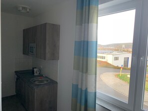 Basic Twin Room | Private kitchenette | Fridge, stovetop, coffee/tea maker, electric kettle - Hotel Am Spielacker (Gelnhausen)
