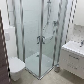 Shower, towels - Hotel Am Spielacker (Gelnhausen)