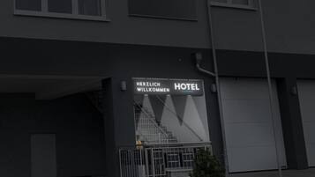 Fachada da propriedade à noite