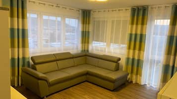 Cobertura luxo, 1 cama Queen e sofá-cama | Área de estar | TV de tela plana