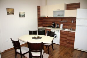 Kühlschrank, Ofen, Wasserkocher mit Kaffee-/Teezubehör, Toaster