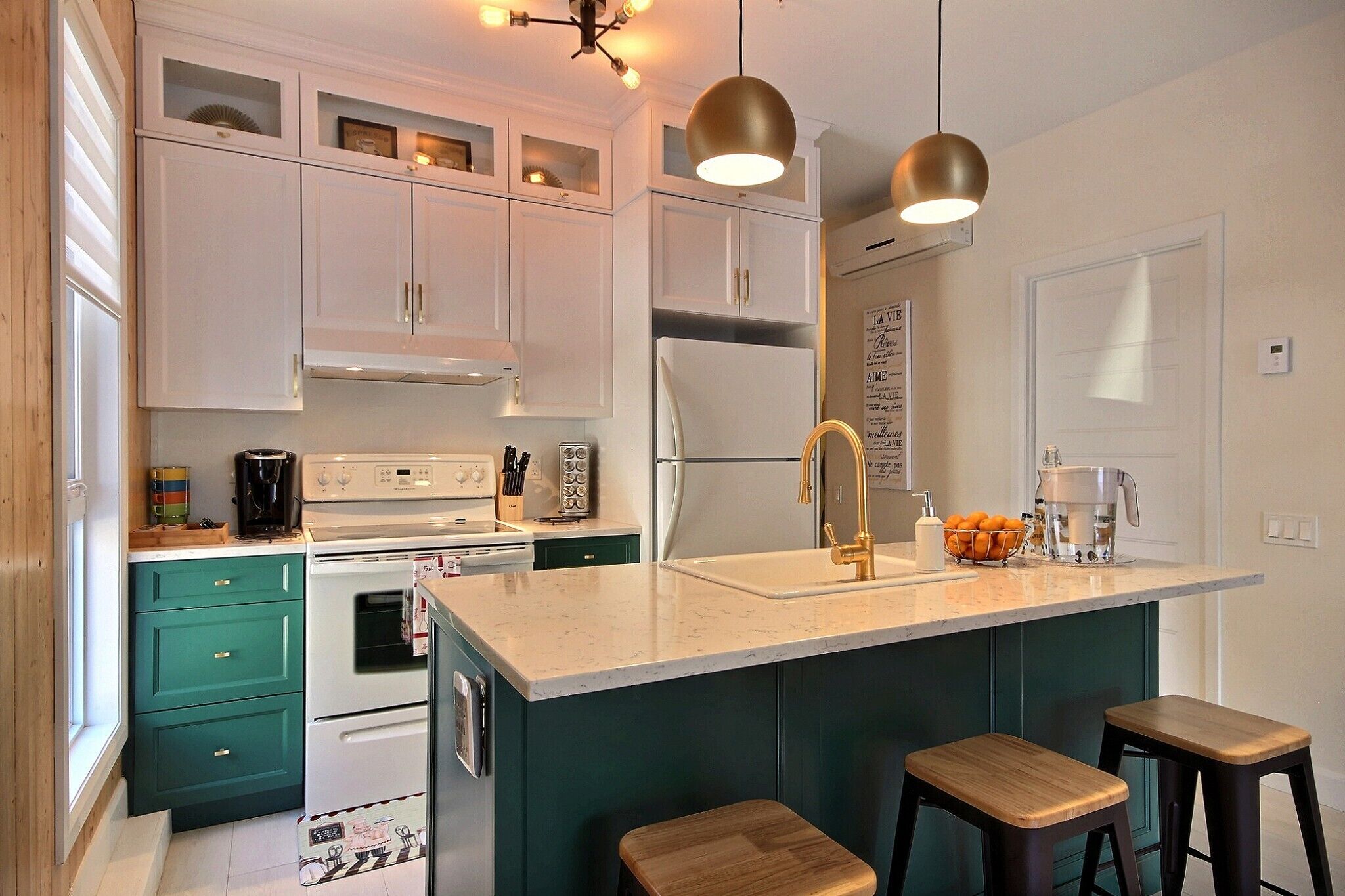 La vie est belle, 2 beds, Free underground Parking, Gym,  CITQ# 298453