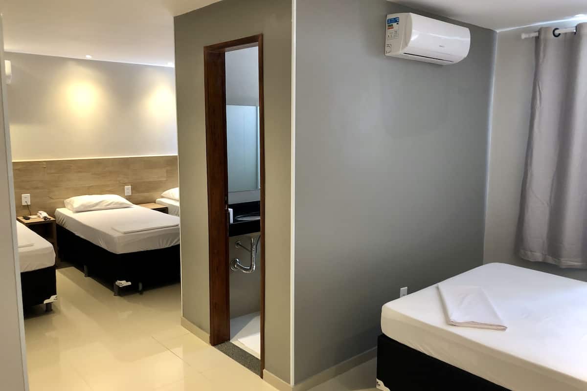 Familiekamer | Een minibar, een bureau, babybedden, gratis wifi