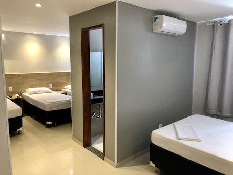 Minibar, escritorio, cunas y wifi gratis . Mega Aeroporto Hotel