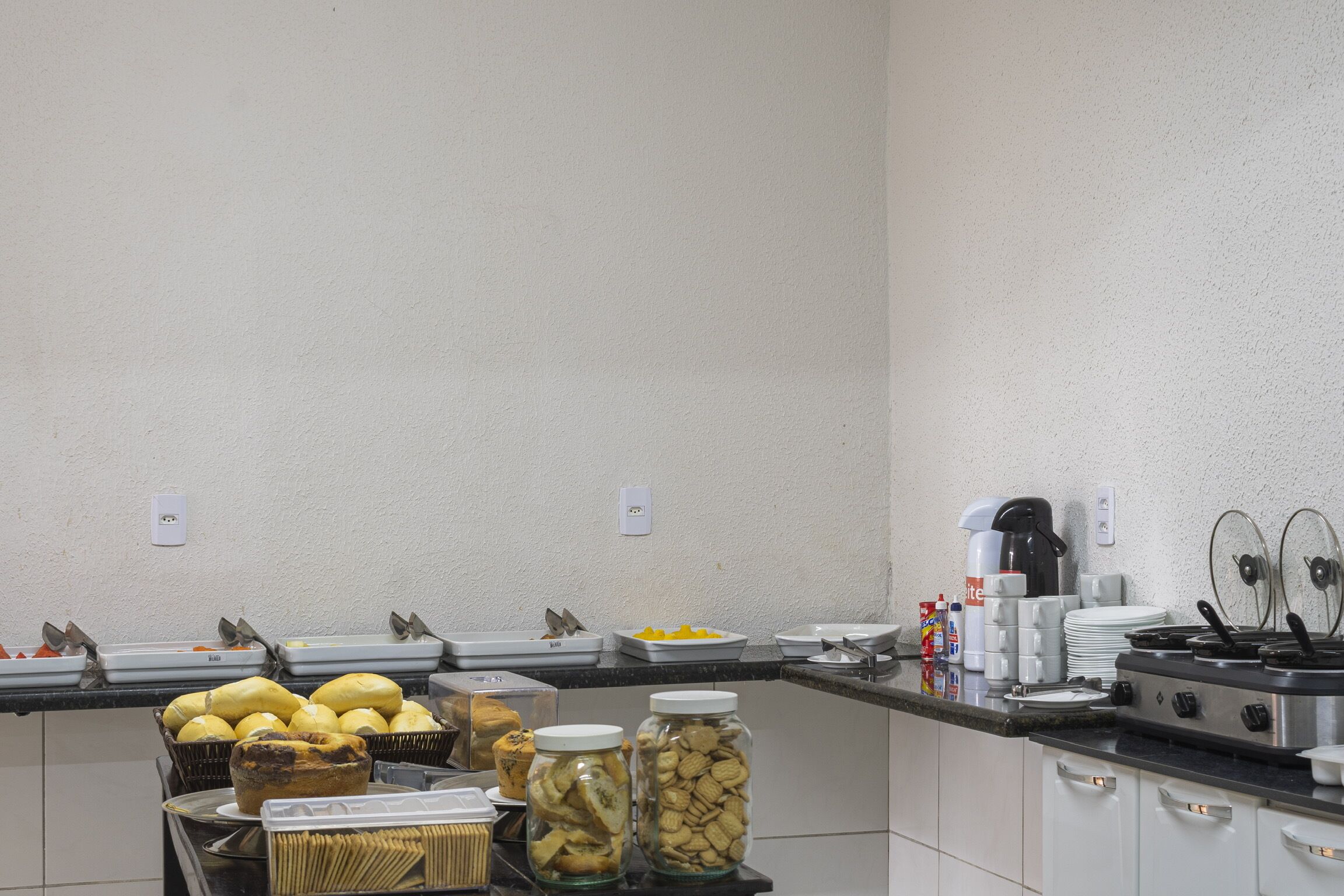 Ein reichhaltiges Buffet mit verschiedenen Speisen und Geschirr.