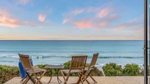Outdoor dining - Oceanview - modern & stylish beachfront home (Port Fairy)