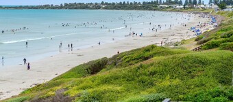 オーシャンビ�ュー-モダンでスタイリッシュなビーチフロントの家