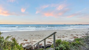 On the beach - Oceanview - modern & stylish beachfront home (Port Fairy)