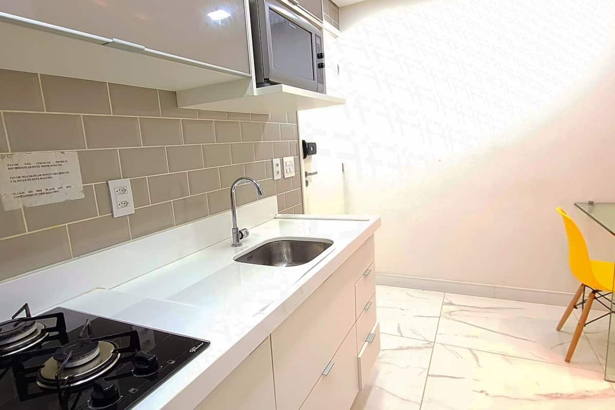 Studio | Private kitchen | Fridge, microwave, blender, cookware/dishes/utensils