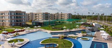 Piscina a l'aire lliure (horari: 08:00-20:00), para-sols i gandules