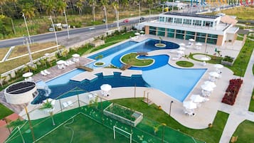Apartamento | Piscina | Una piscina al aire libre (de 08:00 a 20:00), sombrillas, tumbonas