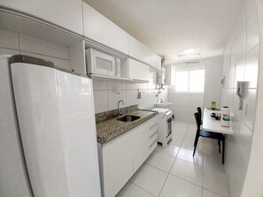 Apartment, 2 Bedrooms, Courtyard View | Private kitchen | Fridge, microwave, blender, cookware/dishes/utensils - Flats no Muro Alto Club (Ipojuca)