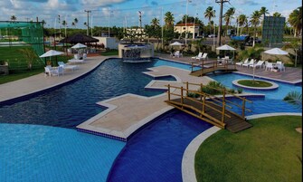 Una piscina al aire libre, sombrillas, sillones reclinables de piscina