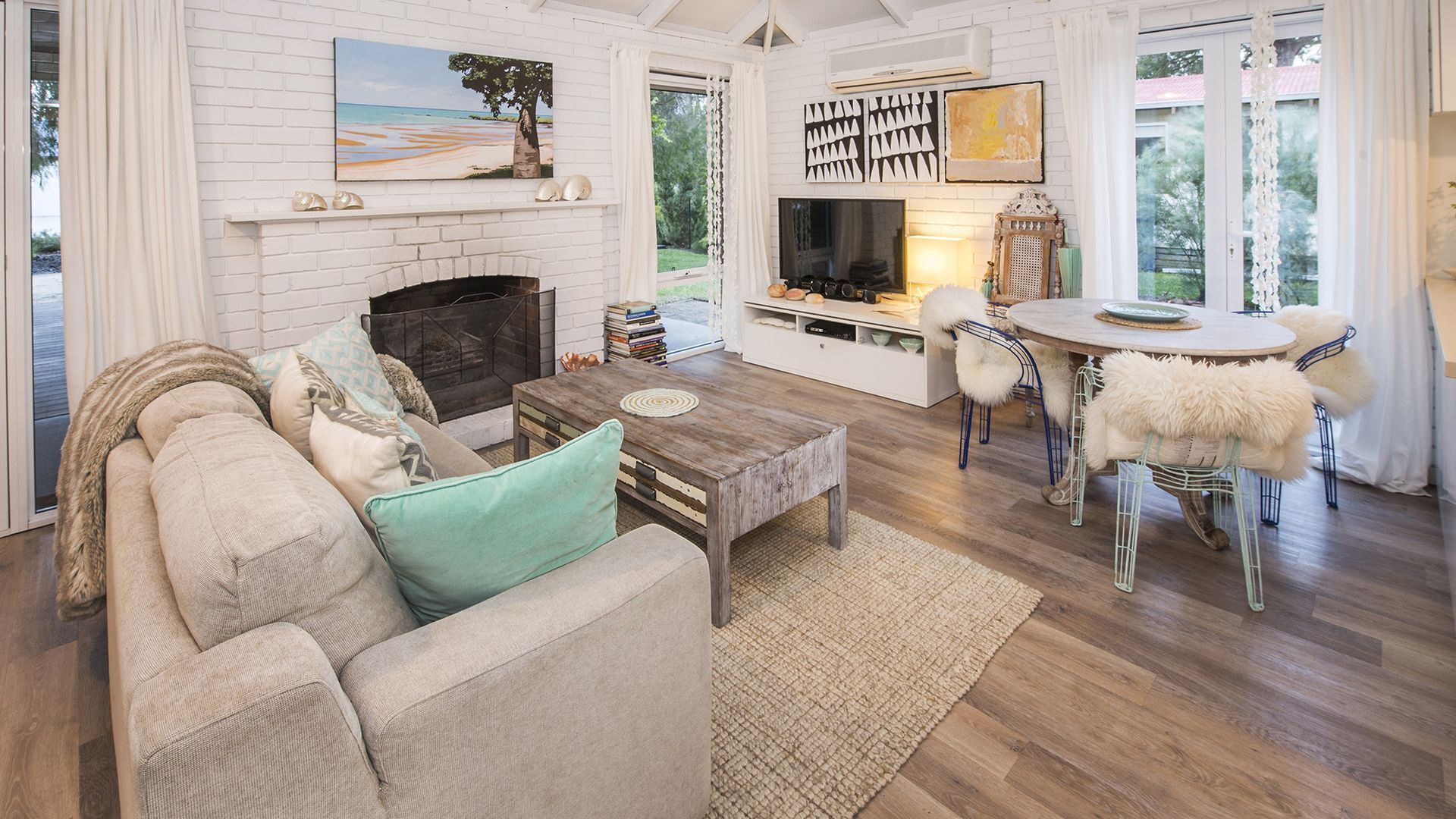 Télévision, cheminée, lecteur de DVD, livres