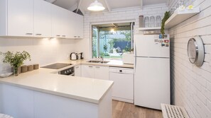 Full-sized fridge, microwave, oven, stovetop