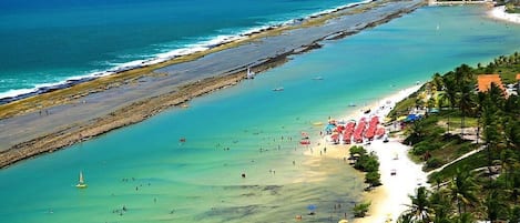 Sulla spiaggia, lettini da mare